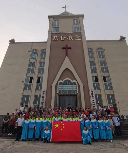 四川省基督教各地堂点举行庆祝新中国成立75周年升挂国旗活动