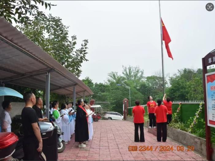 四川省基督教各地堂点举行庆祝新中国成立75周年升挂国旗活动