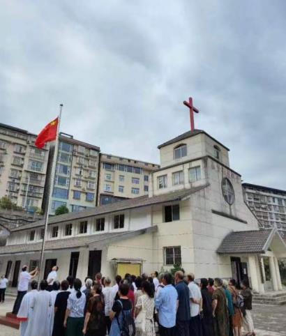 四川省基督教各地堂点举行庆祝新中国成立75周年升挂国旗活动